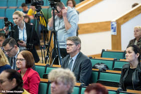 Pokaż zdjęcie: Mężczyzna na auli uniwersyteckiej słucha wykładu