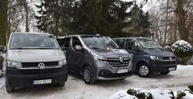 Pokaż zdjęcie: na zdjęciu: 3 nowe pojazdy w kolorze szarym i grafitowym stoją na parkingu z przeznaczeniem do przewozu podopiecznych Domów Pomocy Społecznej w Powiecie Kutnowskim