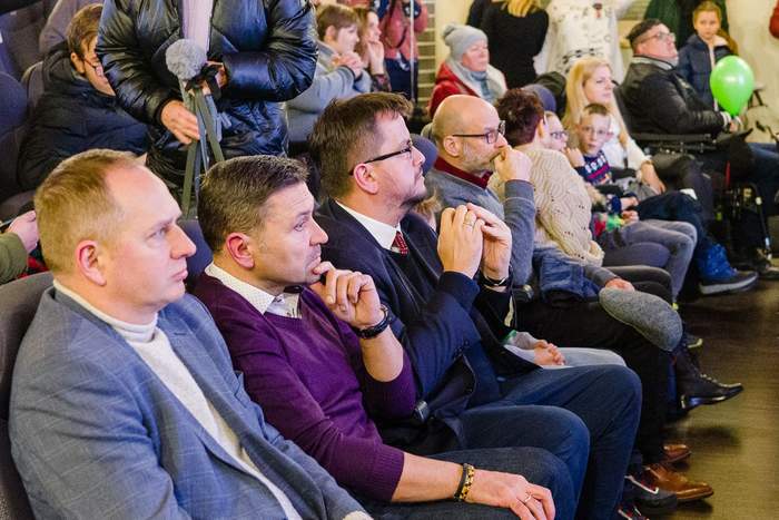 Pokaż zdjęcie: Dyrektor Oddziału Lubuskiego PFRON siedzi na sali pośród innych gości