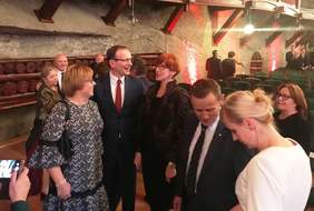 Pokaż zdjęcie: Spotkanie Marty Mordarskiej, dyrektor Małopolskigo Oddziału PFRON z Elżbietą Rafalską, Minister Rodziny, Pracy i Polityki Społecznej w Kopalni Soli „Wieliczka”