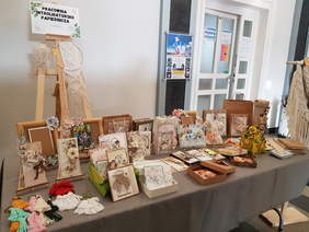 Na stole wystawione prace wykonane w pracowni introligatorsko-papierniczej, głównie kartki okolicznościowe
