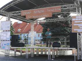 Pokaż zdjęcie: Otwarcie Festiwalu Sztuki Osób Niepełnosprawnych w Lewinie Brzeskim