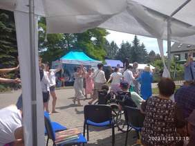 Pokaż zdjęcie: Podczas otwartych dni trwa zabawa integracyjna, dorośli tańczą i klaszczą