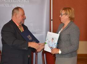 Pokaż zdjęcie: Dyrektor Marta Mordarska oraz starosta Ludwik Węgrzyn 