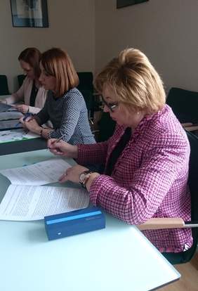 Pokaż zdjęcie: Dyrektor Marta Mordarska podczas podpisywania umów z NGO z Małopolski