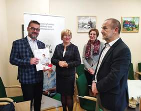 Pokaż zdjęcie: Podpisanie umowy z Stowarzyszeniem Pomocy Dziecku i Rodzinie "Przyjazny Świat".