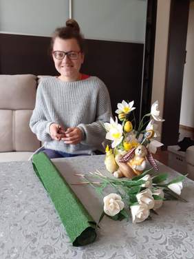 Pokaż zdjęcie: Madzia - podopieczna Stowarzyszenia "Nasz Dom" podczas zajęć w domu