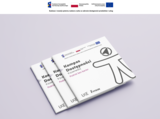 Grafika informacyjna dotycząca Kompasu Dostępności. U góry znajdują się logotypy programu Fundusze Europejskie dla Rozwoju Społecznego, Rzeczpospolitej Polskiej oraz Unii Europejskiej. Poniżej tekst: „Budowa i rozwój systemu nadzoru rynku w zakresie dostępności produktów i usług”. Na środku grafiki, na różowym tle umieszczono trzy broszury, ułożone jedna na drugiej, prezentujące Kompas Dostępności.