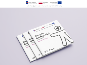 Grafika informacyjna dotycząca Kompasu Dostępności. U góry znajdują się logotypy programu Fundusze Europejskie dla Rozwoju Społecznego, Rzeczpospolitej Polskiej oraz Unii Europejskiej. Poniżej tekst: „Budowa i rozwój systemu nadzoru rynku w zakresie dostępności produktów i usług”. Na środku grafiki, na różowym tle umieszczono trzy broszury, ułożone jedna na drugiej, prezentujące Kompas Dostępności.