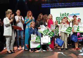 Pokaż zdjęcie: Rozdanie nagród Laureatom Festiwalu "Integracja malowana dźwiękiem"