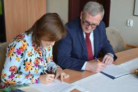 Pokaż zdjęcie: Porozumienie podpisała Dyrektor ZUS w Olsztynie - Karina Podlaszewska oraz Dyrektor Warmińsko-Mazurskiego Oddziału PFRON - Janusz Surmacz