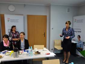 Pokaż zdjęcie: Powitanie uczestników szkolenia dla organizacji pozarządowych przez Annę Skupień, dyrektor Oddziału Wielkopolskiego PFRON