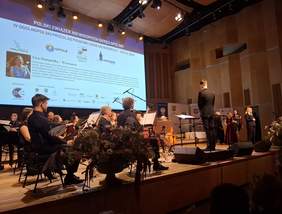 Pokaż zdjęcie: Muzycy orkiestry występują na scenie Filharmonii Opolskiej podczas Koncertu