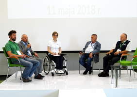 Pokaż zdjęcie: Panel poświęcony motoryzacji poprowadziła Beata Stasiak-Cieślak z ITS, przy głosie Piotr Kosmowski (Specjalistyczna Nauka Jazdy dla Osób Niepełnosprawnych KOSMOS)