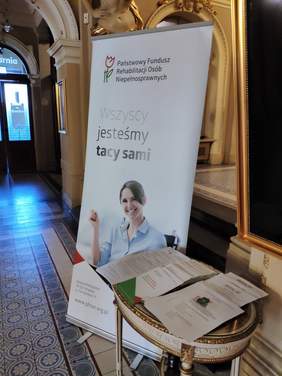 Pokaż zdjęcie: Stoisko informacyjne Małopolskiego Oddziału PFRON