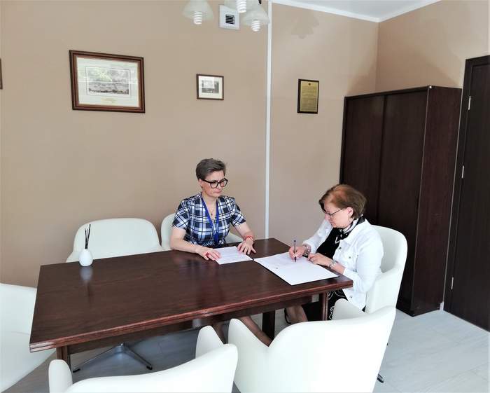 Dyrektorki GUS i PFRON (oddziałów wojewódzkich instytucji) podczas podpisywania Porozumienia o współpracy