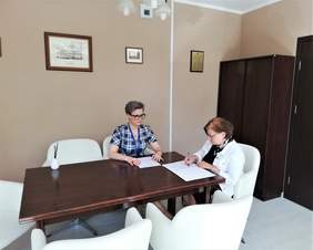 Dyrektorki GUS i PFRON (oddziałów wojewódzkich instytucji) podczas podpisywania Porozumienia o współpracy