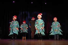 Występy sceniczne małych artystów 