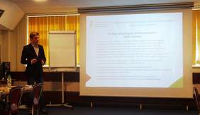 Pracownik PFRON - Marcin Wrona - podczas prowadzenia szkolenia