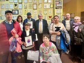 Pokaż zdjęcie: W Łódzkim Oddziale PFRON stoi grupa osób. Są wśród nich laureaci konkursu plastycznego „Sztuka Osób Niepełnosprawnych”, którzy trzymają dyplomy oraz nagrody. Jest także dyrektor Łódzkiego Oddziału PFRON. 