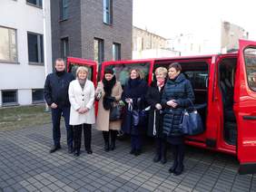 Pokaż zdjęcie: Uroczystość przekazania busów dla gnieźnieńskich Specjalnych Ośrodków Szkolno-Wychowawczych