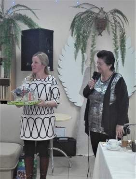 Pokaż zdjęcie: Dyrekcja placówki wręczyła upominki uczestnikom spotkania