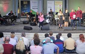 Pokaż zdjęcie: Widownia zasłuchana w utwór "Wierzę w lepszy świat", śpiewany przez Kamila Czeszela