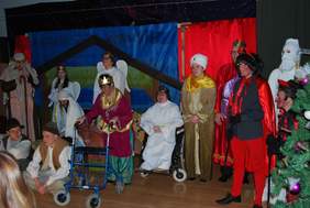 Uczestnicy spotkania Bożonarodzeniowego w WTZ Caritas w Ropczycach