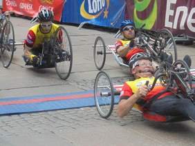 Pokaż zdjęcie: Sportowcy rozpoczynają wyścig w kategorii "wózkarzy handbike" mężczyzn.