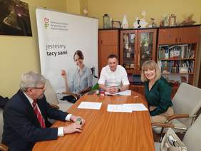 Pokaż zdjęcie: Podpisywanie umów z zakładami pracy chronionej