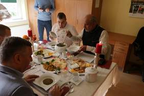 Pokaż zdjęcie: Degustacja i ocena potraw przez jury XVII Wojewódzkiego Konkursu Sztuki Kulinarnej 