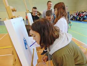 Pokaż zdjęcie: Malowanie pędzlem w ustach