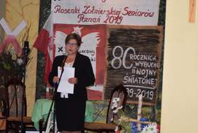 Pokaż zdjęcie: Wystąpienie Marii Paradowskiej, dyrektor Zespołu Dziennych Domów Pomocy w Poznaniu podczas X Festiwalu Piosenki Żołnierskiej i Patriotycznej Seniorów