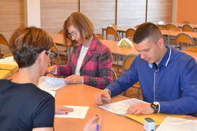 Pokaż zdjęcie: Podpisywanie umów