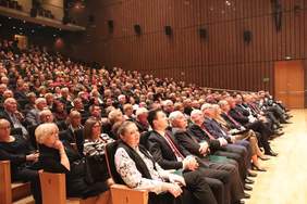 Pokaż zdjęcie: Na widowni Filharmonii Łódzkiej siedzi tłum ludzi. Sa to goście zaproszeni na uroczystą galę z okazji 25-lecia Powiatu Łódzkiego Wschodniego. 