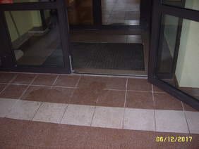 Pokaż zdjęcie: Zlikwidowano próg w drzwiach szkoły