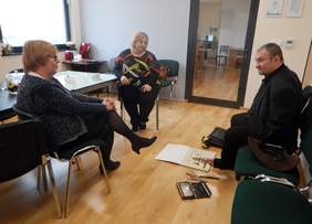 Pokaż zdjęcie: od lewej: Marta Mordarska – dyrektor Oddziału Małopolskiego PFRON, Monika Woszczyńska-Kmiecik, Stanisław Kmiecik –artysta malarz