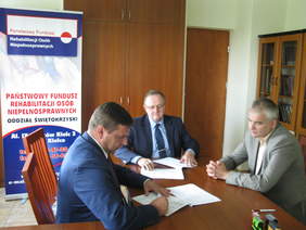 Pokaż zdjęcie: Michał Skotnicki Starosta Powiatu Staszowskiego i Andrzej Michalski Dyrektor Oddziału Świętokrzyskiego PFRON podczas podpisywania umowy PWRMR III