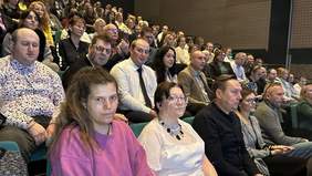 Pokaż zdjęcie: Na widowni siedzą lauraci konkursu