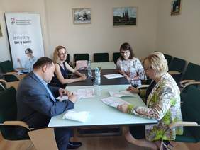 Pokaż zdjęcie: Marta Mordarska, Dyrektor Małopolskiego Oddziału PFRON podpisuje umowę w ramach Programu Wyrównywania Różnic Między Regionami z przedstawicielami Gminy Miejskiej Kraków