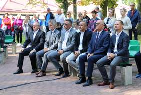 Pokaż zdjęcie: W uroczystości otwarcia udział wzięli m.in.: senator RP Krzysztof Słoń, członek Zarządu Województwa Świętokrzyskiego Tomasz Jamka, dyrektor PFRON i radny Rady Powiatu w Kielcach Andrzej Michalski oraz Piotr Kisiel dyrektor Departamentu Edukacji,