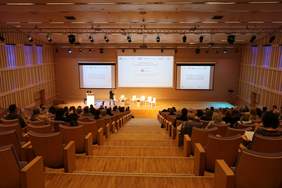 Pokaż zdjęcie: konferencja pn. „WYJŚCIE Z CIENIA" - Koordynator projektu - Piotr Harhaj, uczestnicy siedzący na widowni