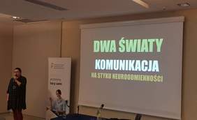 Pokaż zdjęcie: Wystąpienie Anny Janiak Prezes Fundacji na Rzecz Osób Niepełnosprawnych i Autystycznych FIONA, będącej partnerem konferencji PFRON o wsparciu osób z autyzmem