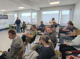 Pokaż zdjęcie: Widać uczestników na krzesłach w trakcie omawiania programów PFRON