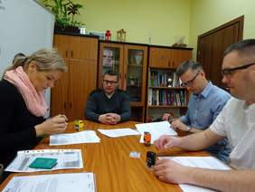 Pokaż zdjęcie: podpisanie umowy przez Annę Maliszewską - Dyrektora firmy KORDUS Paweł Krzyk