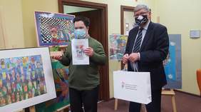 Pokaż zdjęcie: na zdjęciu laureat I miejsca Piotr Wyderka z WTZ FOSA w Rąbieniu i Dyrektor Oddziału Władysław Skwarka