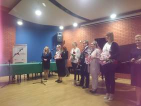 Pokaż zdjęcie: Pani Jadwiga Wcisło odbiera wyróżnienie w ramach Czystych Serc 