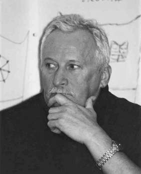 Pokaż zdjęcie: Czarno-biała fotografia zamyślonego starszego mężczyzny