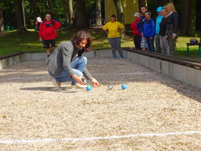 Pokaż zdjęcie: Turniej Bocce w Zgórsku- arbiter mierzy odległości