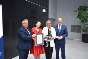 uczestnicy gali, 4 osoby, stoją uśmiechają się